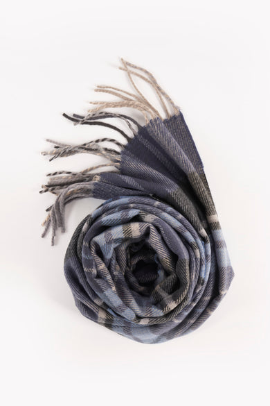 Écharpe bleue Access® avec une présentation roulée et des franges dans des tons gris et marron.