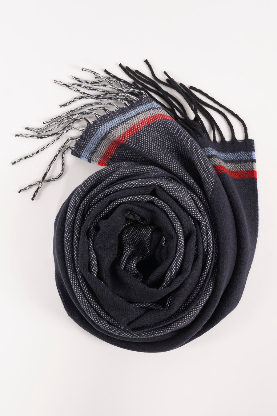 Écharpe d'hiver bleue Access® avec un motif complexe tourné et des détails rayés aux extrémités.