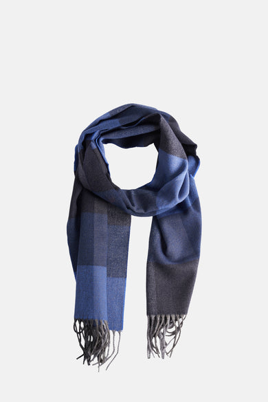 Écharpe bleue Access® avec motif à carreaux et franges grises.