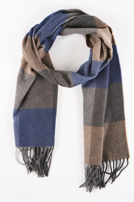 Châle d'été multicolore Access® avec un motif à blocs et des franges aux extrémités.
