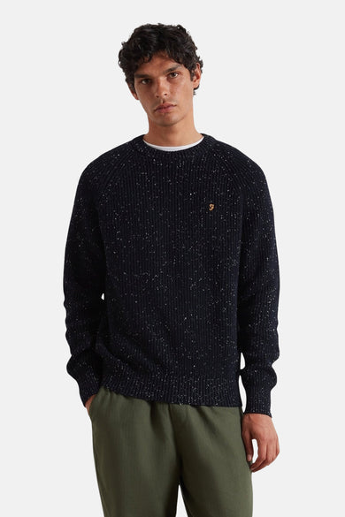 T-shirt bleu avec col rond de FARAH, à texture tachetée, porté avec un pantalon vert.