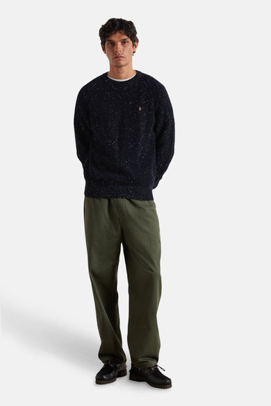 T-shirt bleu avec col rond de FARAH, avec des rayures discrètes et porté avec un pantalon vert olive et des chaussures brunes.