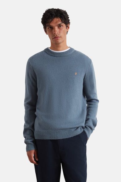 T-shirt bleu avec col rond de FARAH, en tissu fin tréssé et pantalon bleu marine.