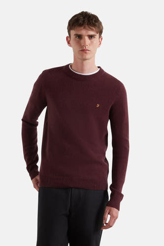 Sweat-shirt bordeaux avec col rond de FARAH, vu de derrière, associé à un pantalon noir.