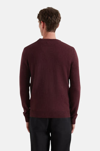 Bordeauxkleurige trui met ronde hals van FARAH, gezien van achteren, gecombineerd met een zwarte pantalon.