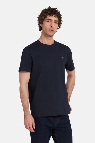 T-shirt bleu à manches courtes de FARAH, porté avec un jean foncé.