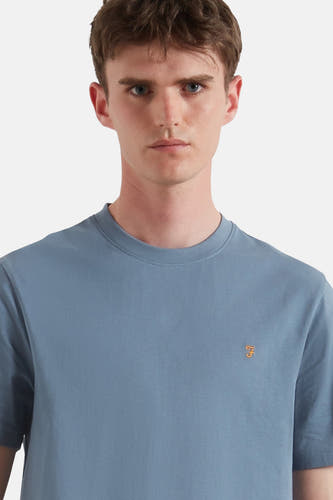 T-shirt bleu à manches courtes de FARAH, avec un petit logo orange sur la poitrine.