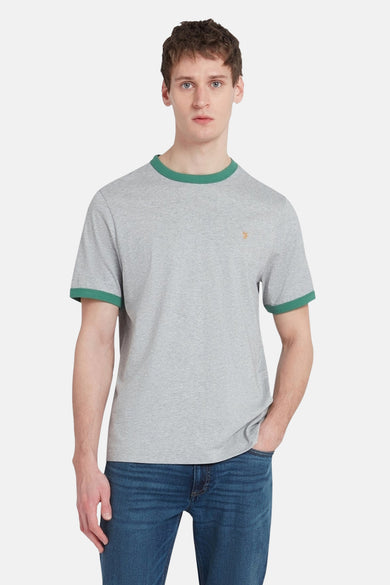 Grijs T-shirt met korte mouwen van FARAH, met groene ribbels aan de hals en mouwen, en gedragen met een blauwe jeans.

