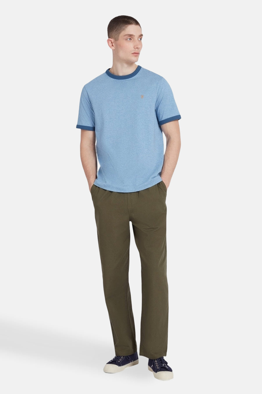 Blauw T-shirt met korte mouwen van FARAH, afgewerkt met een donkerblauwe kraag en olive broek.
