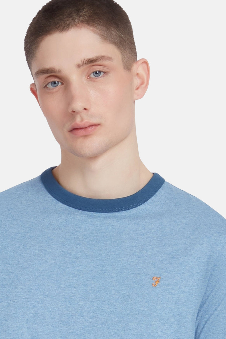 Blauw T-shirt met korte mouwen van FARAH, met een ronde hals en klein logo op de borst.
