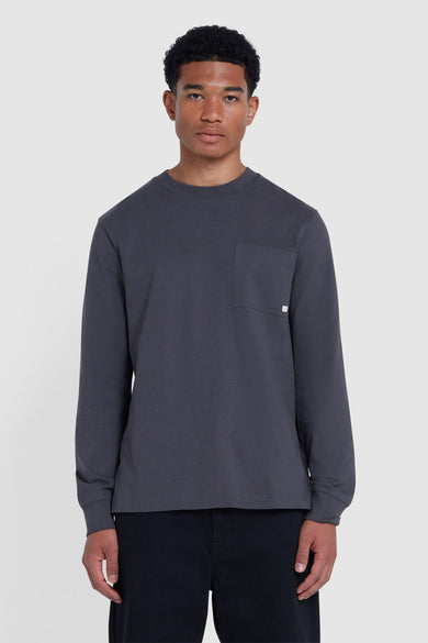 T-shirt gris à manches longues de FARAH, vu de dos, associé à un pantalon foncé.
