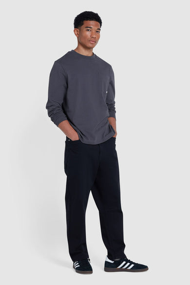 T-shirt gris à manches longues de Farah, porté avec des jeans noirs et des baskets blanches.