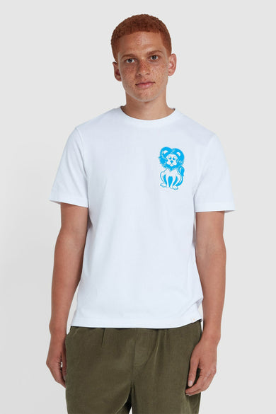 T-shirt blanc à manches courtes de FARAH, avec un lion cartoon bleu sur la poitrine et un pantalon corduroy vert.