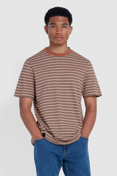 T-shirt orange à manches courtes de FARAH, avec un motif rayé horizontal, porté avec un jean bleu.