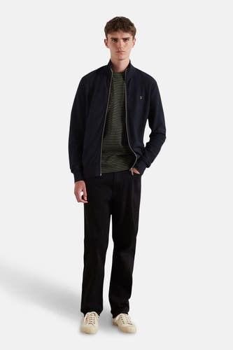 T-shirt rayé vert avec manches courtes de FARAH, porté sous un bomberjack bleu marine et un pantalon noir.