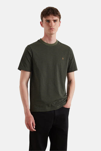 T-shirt vert avec manches courtes de FARAH, à rayures et porté avec un pantalon noir.
