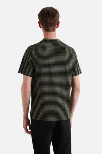 T-shirt vert avec manches courtes de FARAH, à rayures noires horizontales, porté avec un pantalon noir.