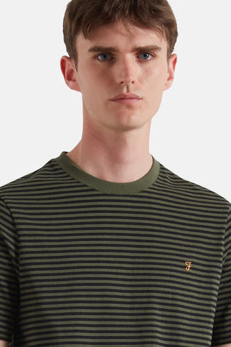 T-shirt vert avec manches courtes de FARAH, avec des rayures horizontales noires et un petit logo sur la poitrine.
