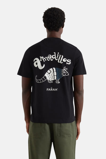 T-shirt noir à manches courtes de FARAH, avec une impression de texte blanche sur la poitrine.