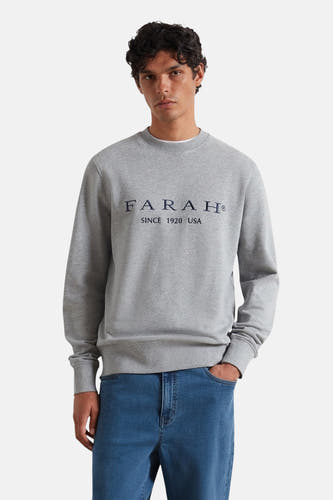 Pull-over gris de FARAH, vu de de l'rière combiné avec des jeans bleus.