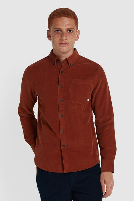 Chemise en corduroy orange à manches longues de FARAH, vue de dos avec une fermeture à boutons sur le col.