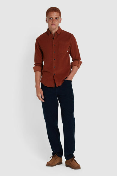 Chemise orange à manches longues de FARAH, en tissu corduroy et avec une fermeture à boutons.