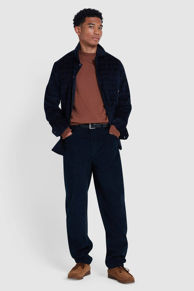 Chemise bleue à manches longues de FARAH, avec un motif de fenêtre subtil, portée sur une chemise marron.