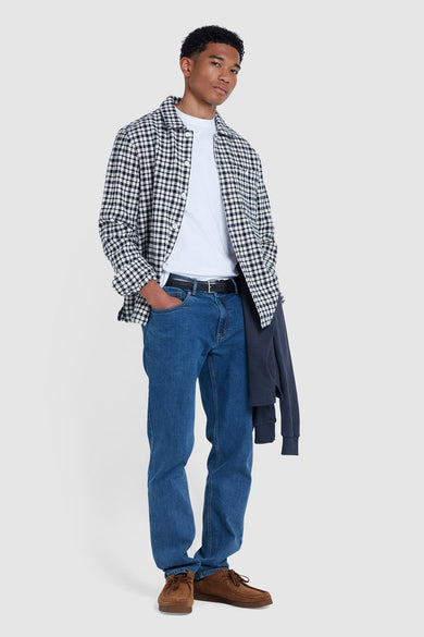 Blauw overhemd met lange mouwen van Farah, met een zwart-wit geruit patroon en zichtbaar gedragen met jeans.
