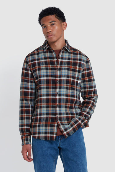 Chemise multicolore à manches longues de FARAH, avec un motif à carreaux, portée avec un T-shirt marron et des jeans bleus.