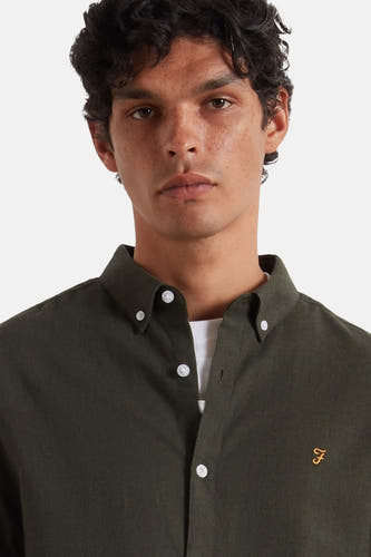 Groen overhemd met lange mouwen van FARAH, met witte knopen en een geborduurd logo.
