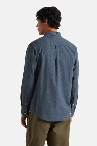 Blauw hemd met lange mouwen van FARAH, gezien van achteren, met plooi op de rug en olijfgroene broek.
