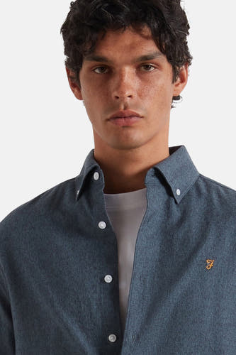Blauw, chemise en linon de FARAH avec longues manches, avec des boutons blancs et un logo brodé.