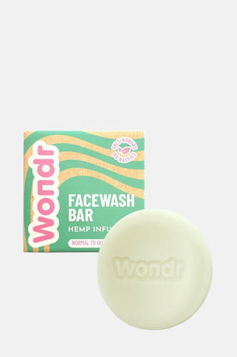 Barre de nettoyage du visage verte de Wondr Care avec emballage aux lignes ondulées vertes et beige.