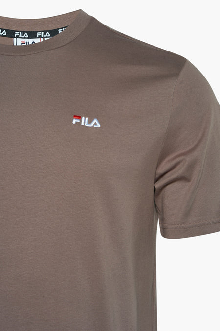 T-shirt à manches courtes bruine de FILA avec logo brodé sur la poitrine et bande de marque au col, vue en gros plan