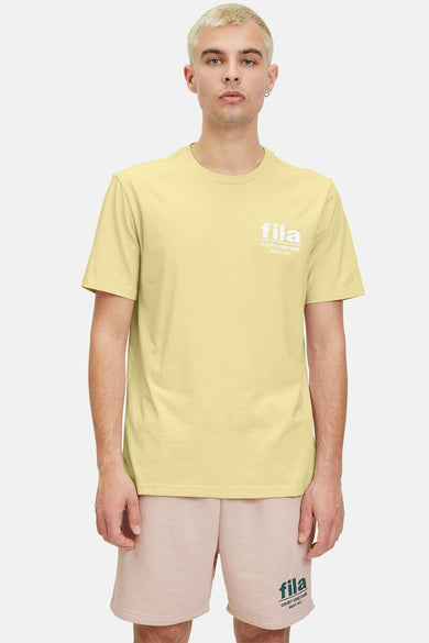 T-shirt jaune à manches courtes de FILA, vu de derrière, porté avec des short roses.