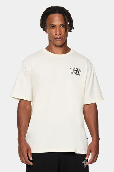 T-shirt écru à manches courtes de FILA, vu de dos, porté avec un pantalon foncé.