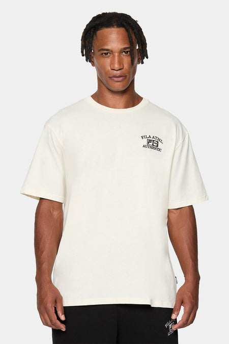 T-shirt écru à manches courtes de FILA, vu de dos, porté avec un pantalon foncé.