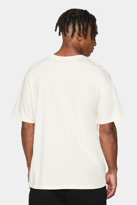 Ecru T-shirt met korte mouwen van FILA, gezien van achteren, gedragen met een donkere broek.