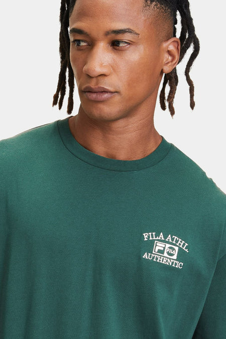 T-shirt vert de mantes courtes FILA, avec un logo blanc marque la marque sur la poitrine.