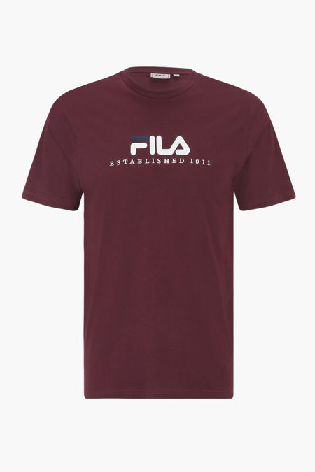 T-shirt rouge à manches courtes de FILA, avec logo et 'Established 1911' en lettres blanches.