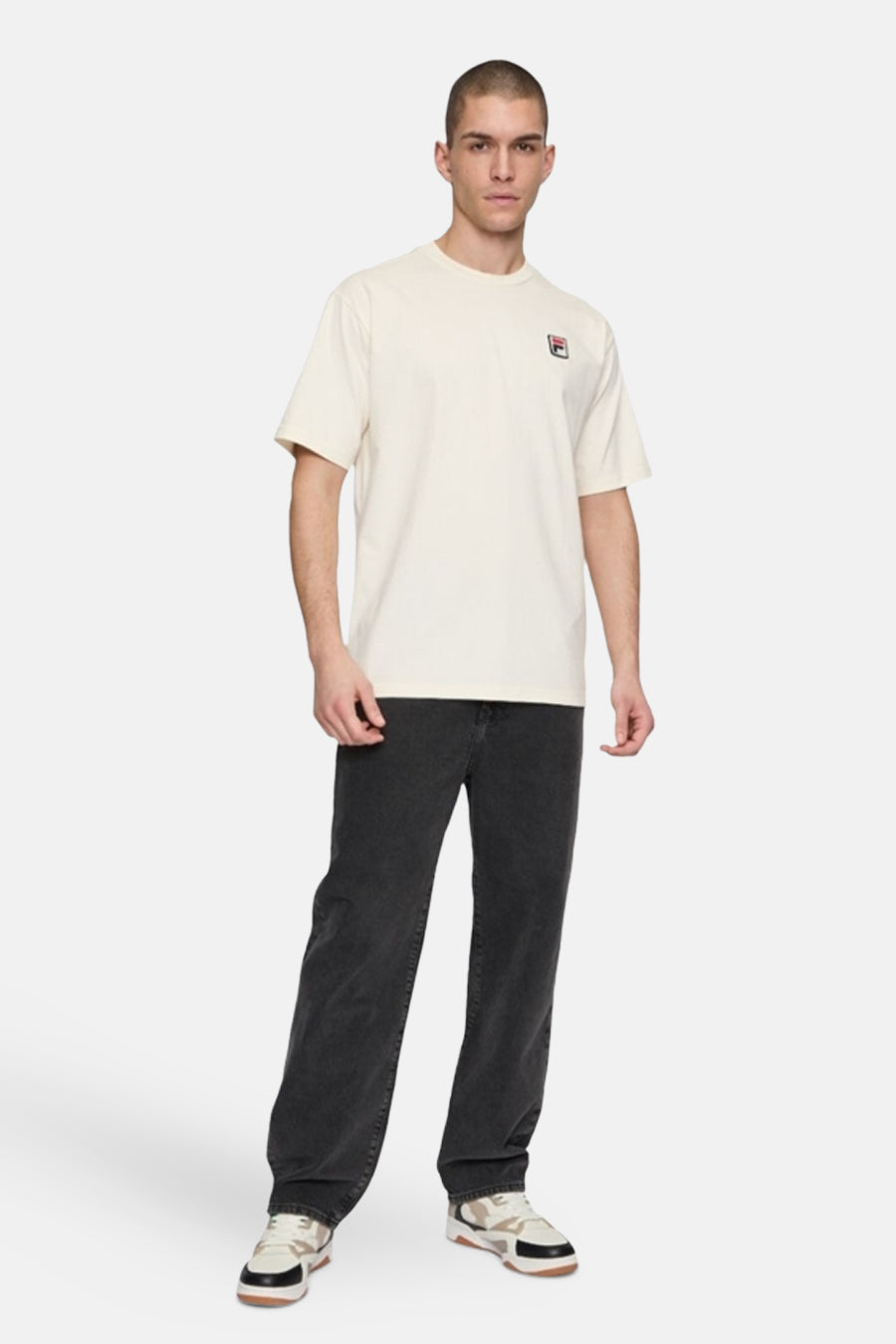 T-shirt écru à manches courtes de FILA, avec un petit logo sur la poitrine.