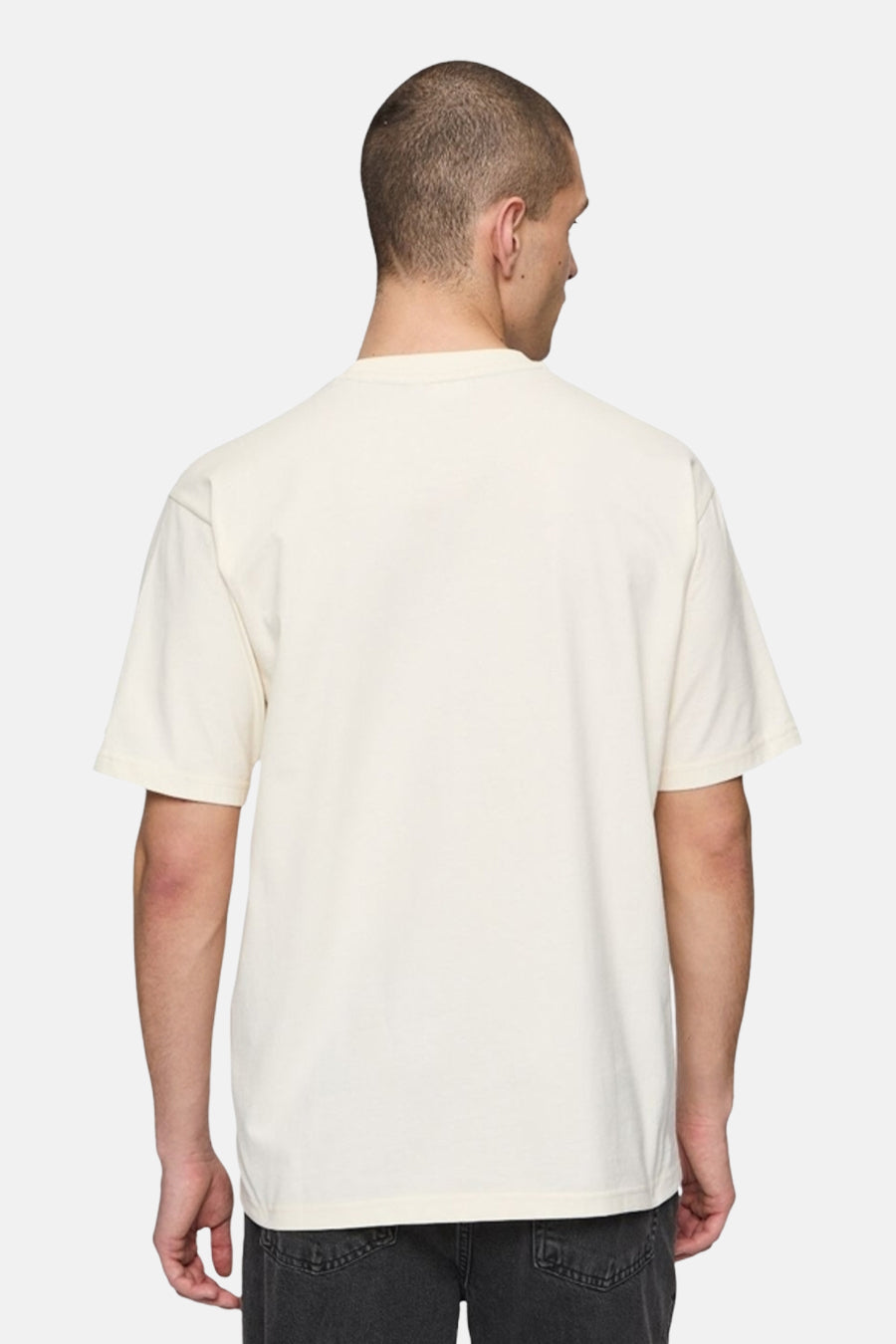 T-shirt écru à manches courtes de FILA, vue arrière, porté avec un pantalon foncé.