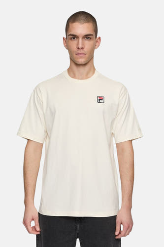 T-shirt écru à manches courtes de FILA, avec logo sur la poitrine et porté par un homme.