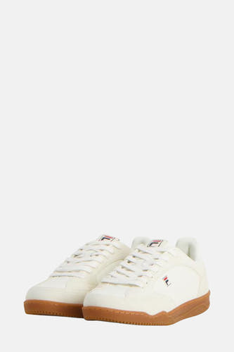 Sneakers blancs de FILA, vus de l'arrière, avec une semelle marron.