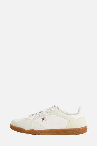 Sneakers blanches de FILA, avec une semelle en caoutchouc et le logo sur le côté, en vue latérale.