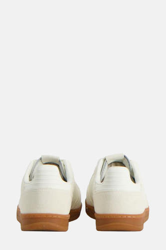 Witte sneakers van FILA, gezien vanaf de achterkant, met een bruine zool.
