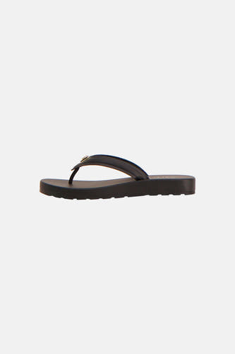 Tongs noirs Guess® avec un détail doré sur la bride, vus de côté.
