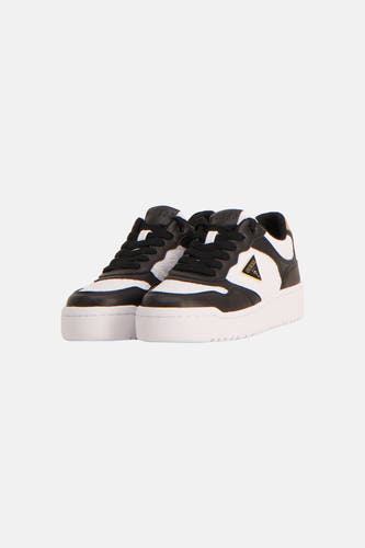 Baskets noires et blanches Guess avec logo doré sur le talon, vue arrière.