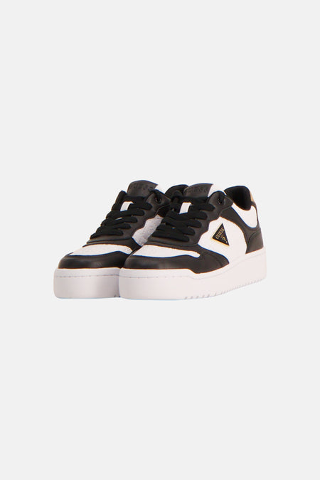 Baskets noires et blanches Guess avec logo doré sur le talon, vue arrière.