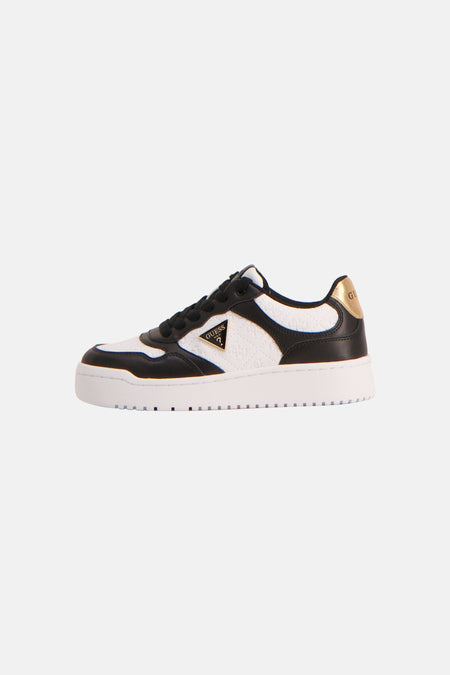 Baskets noires et blanches avec détails dorés de Guess®, avec un motif en relief et un logo triangulaire, vues de côté.